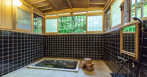 Traditional-Zimmer, eigenes Bad (Sakura) | Badezimmer | Kostenlose Toilettenartikel, Haartrockner, Hausschuhe, Handtücher