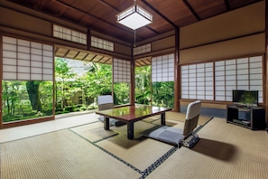 Japanese Room, Shared Hot Spring Bath | In-room safe, iron/ironing board, free WiFi, bed sheets - Gora Kansuiro (Hakone)