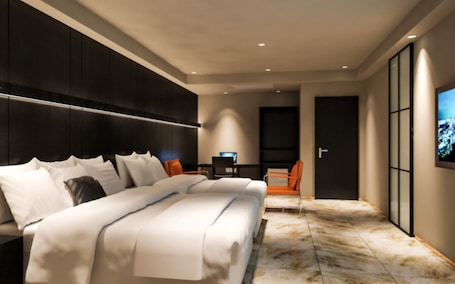 1 bedroom, down comforters, free minibar, desk