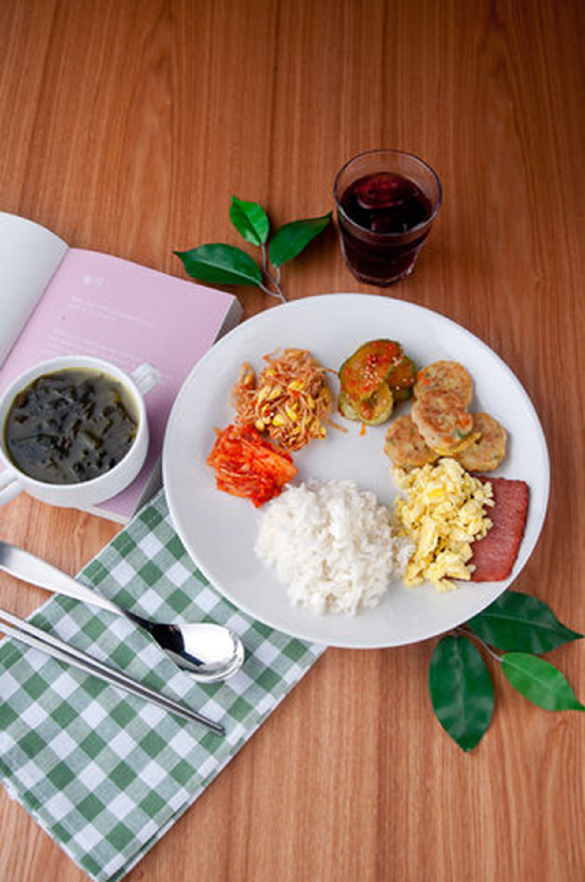 daily buffet breakfast (krw 7000 per person)