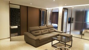 Suite Royal | Edredón, artículos del minibar gratis, escritorio y insonorización 