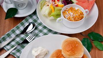 Buffet breakfast for a fee on weekends
