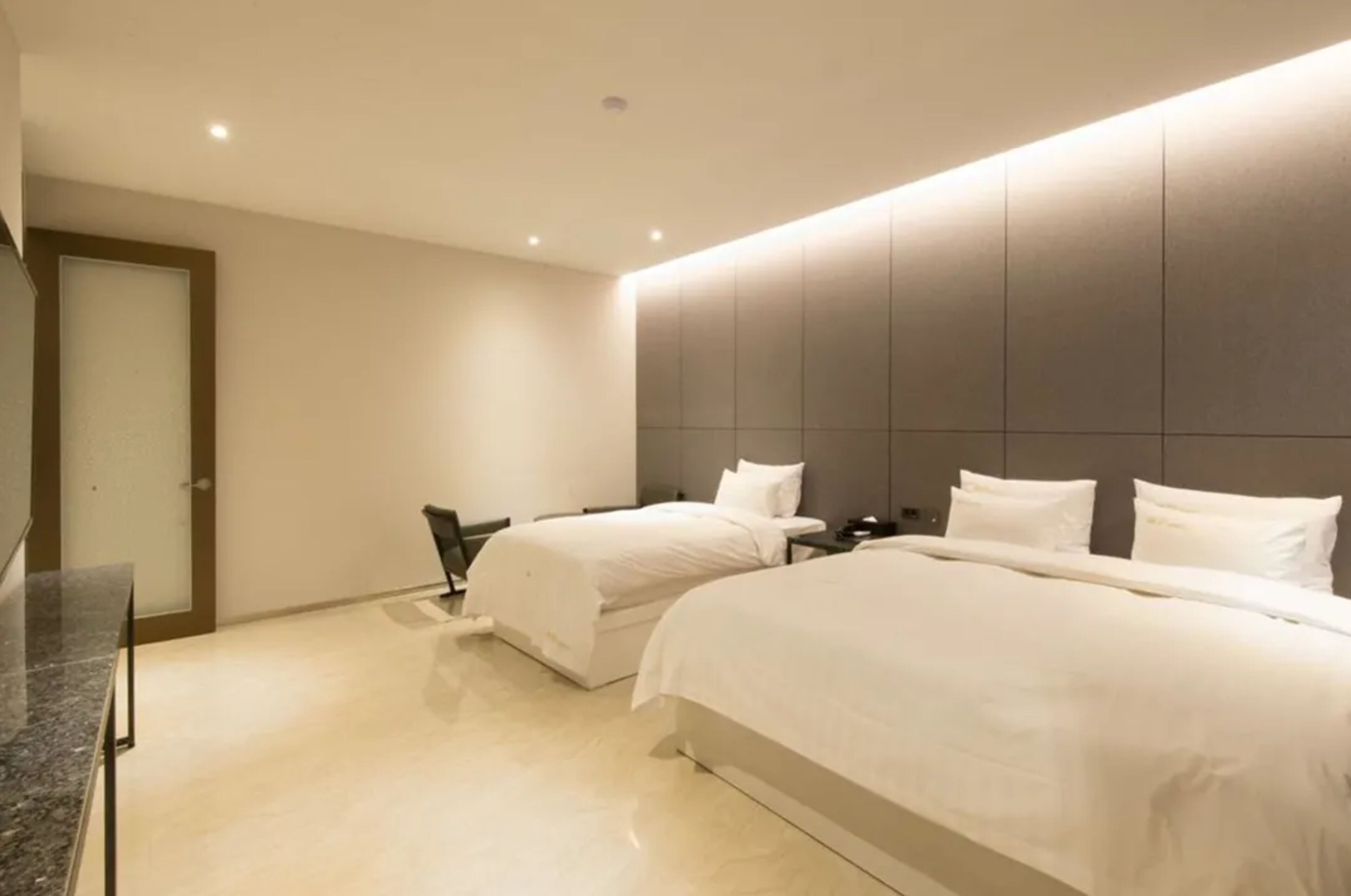 signature suite | 1 bedroom, down duvets, free minibar, desk