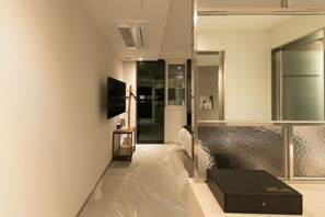 Copriletto in piuma, minibar con snack e bevande gratuite, una scrivania