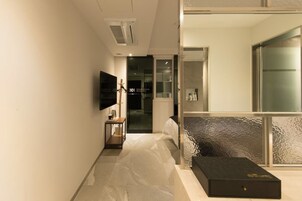 羽绒被、迷你吧（备有免费物品）、办公桌、隔音