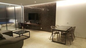 Royal Suite | Living room | Flat-screen TV - The Empress Hotel (Daejeon)