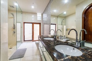 Loft Suite | Bathroom | Shower, rainfall showerhead, free toiletries, hair dryer - Villa Costa Plenty (Denpasar)