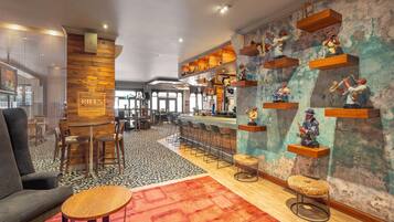 2 restaurants, lunch, dinner served; international cuisine