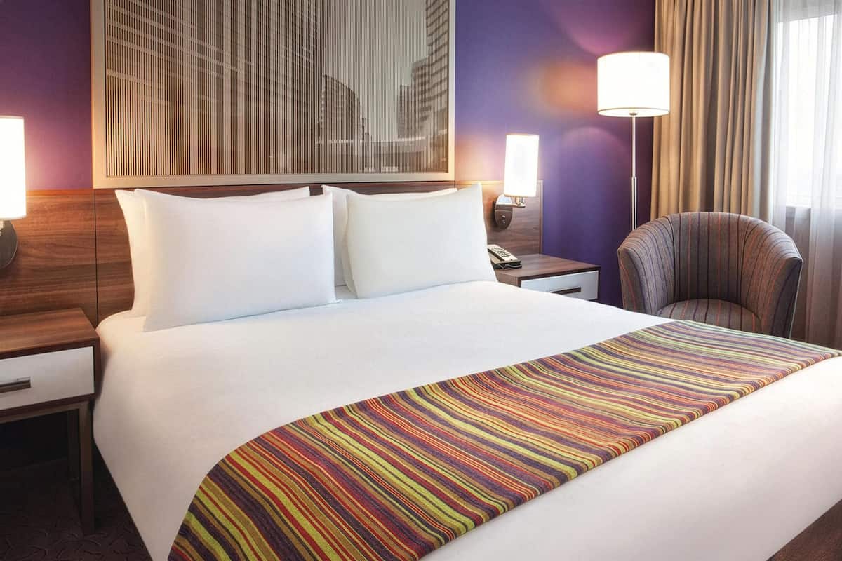 Queen Bed Room, Non Smoking | 저자극성 침구, 오리/거위털 이불, 객실 내 금고, 각각 다르게 가구 비치