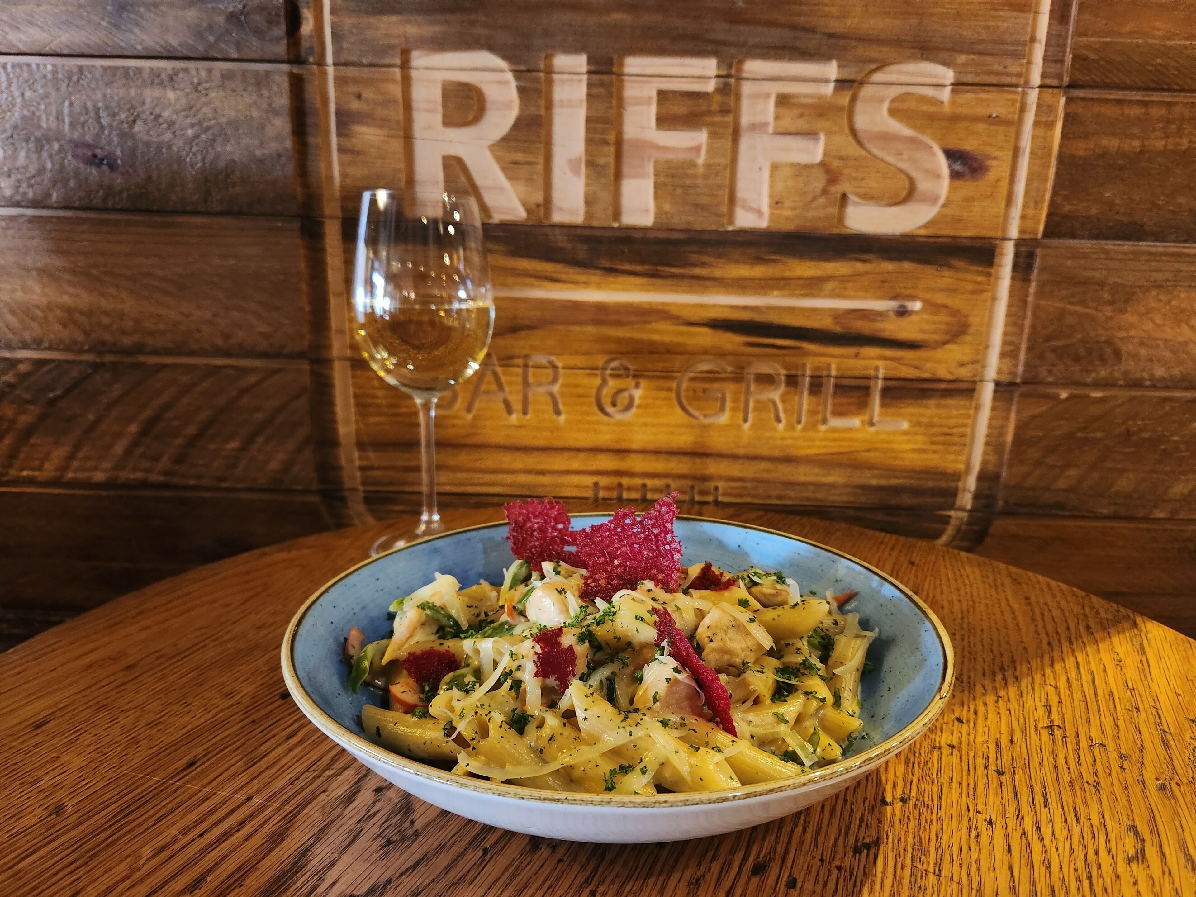 2 restaurants, lunch, dinner served; international cuisine