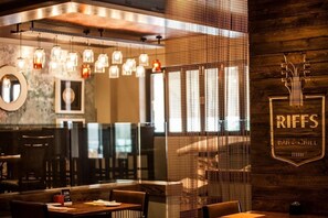 2 restaurants, lunch, dinner served; international cuisine 