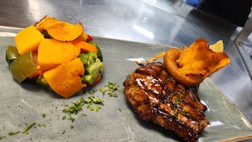 2 restaurants, lunch, dinner served; international cuisine