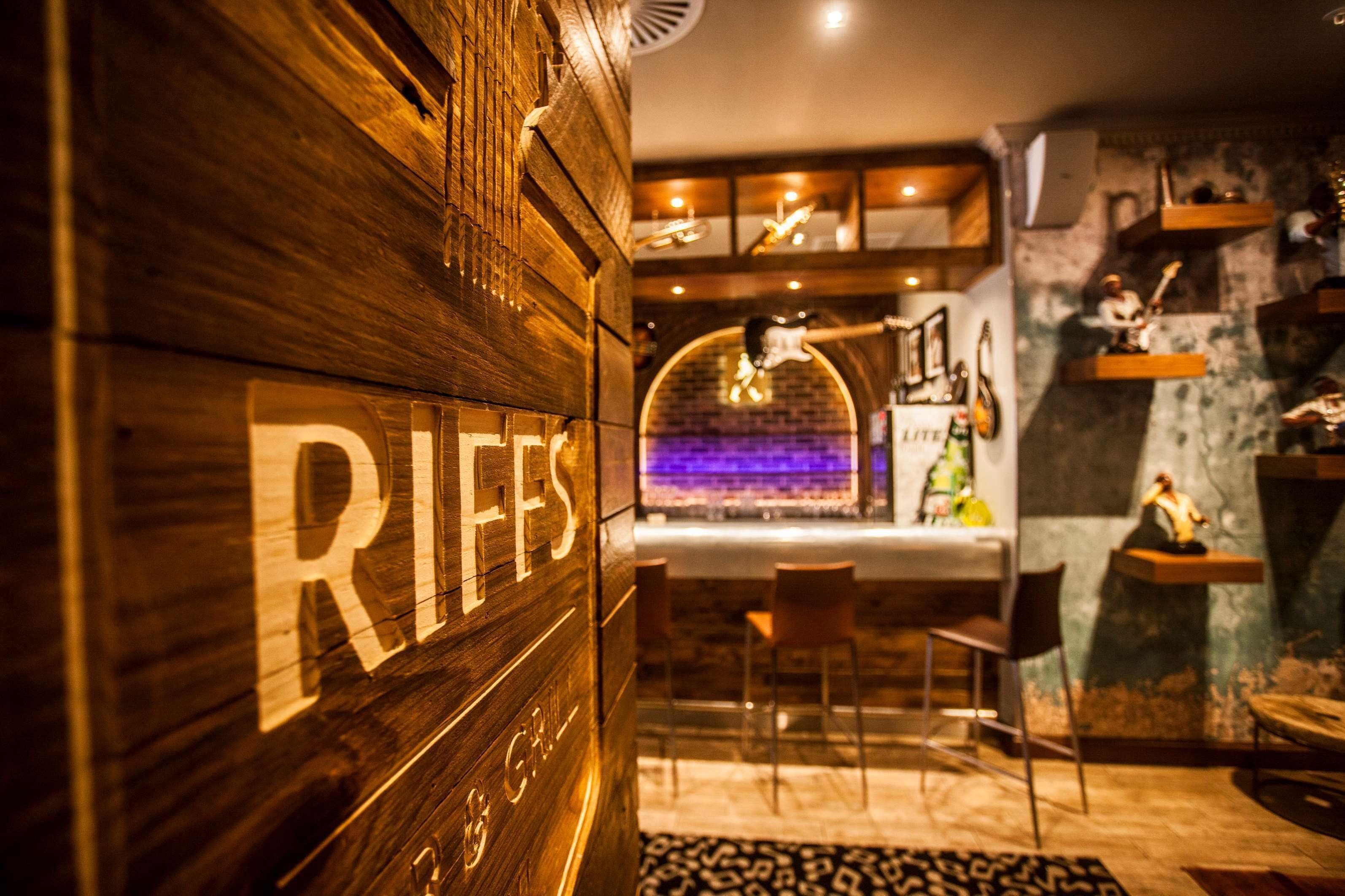 2 Restaurants, Mittagessen, Abendessen, internationale Küche