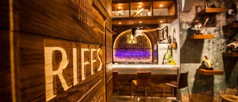 2 間餐廳;供應午餐、晚餐;多國菜