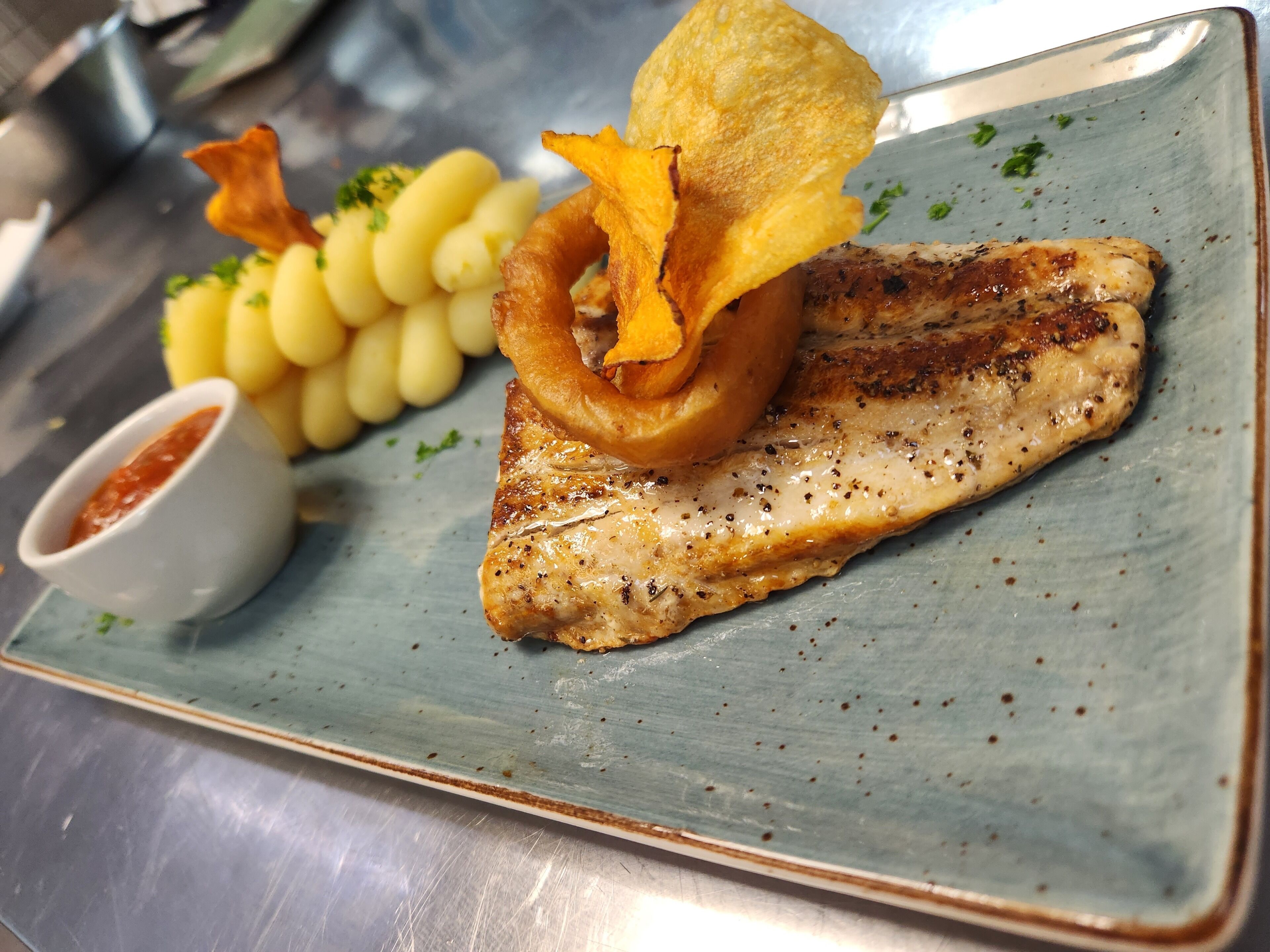 2 restaurants, lunch, dinner served; international cuisine