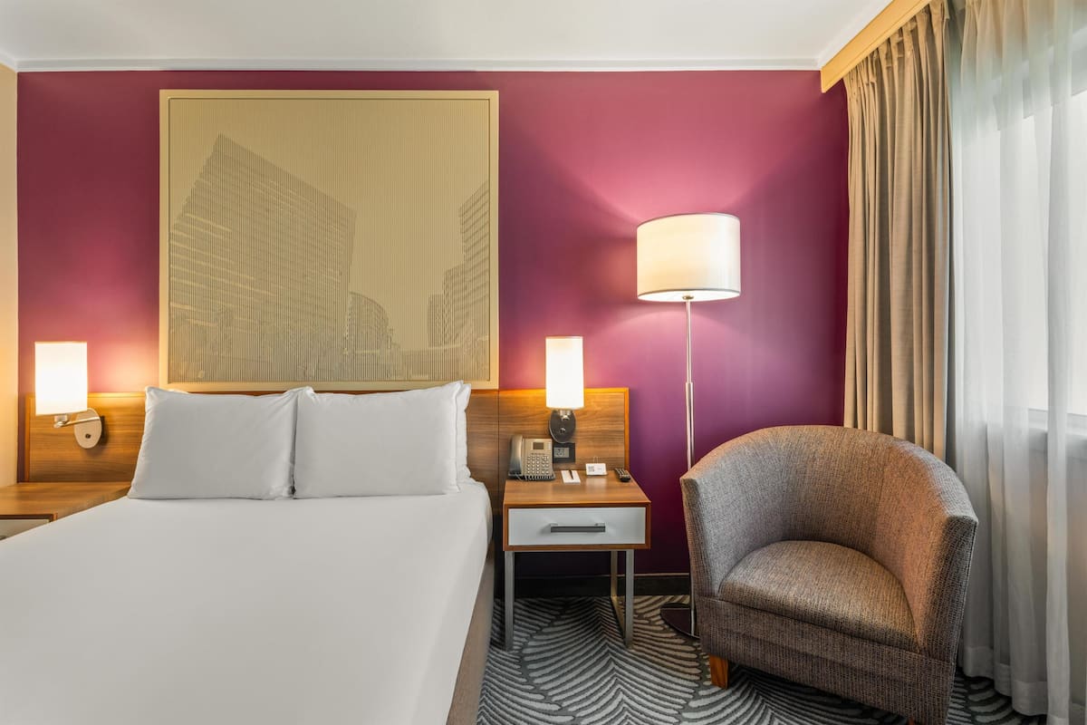 Queen Bed Room, Non Smoking | Allergikerbettwaren, Daunenbettdecken, Zimmersafe, Schreibtisch