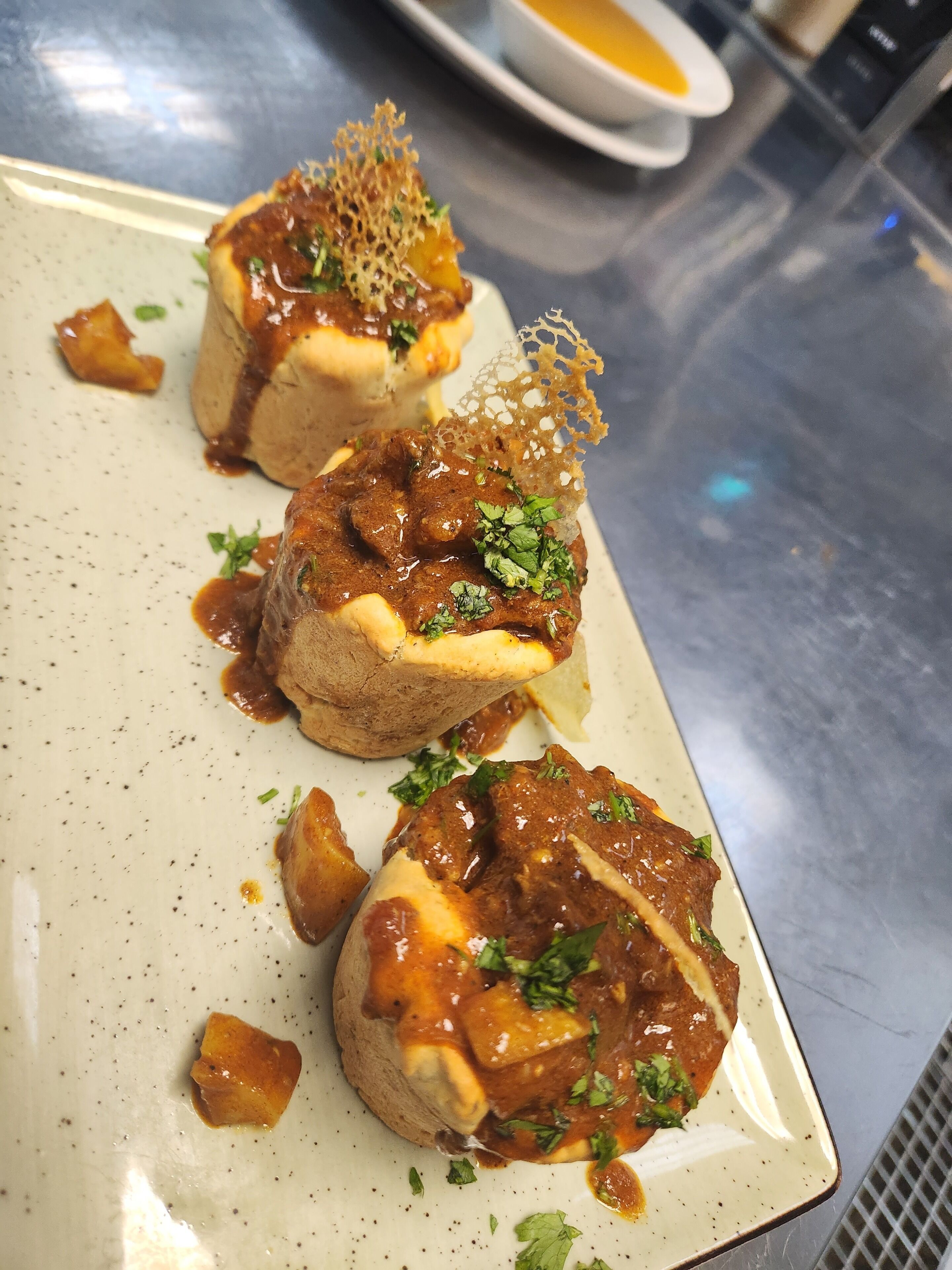 2 restaurants, lunch, dinner served; international cuisine