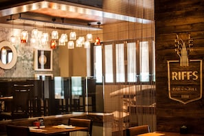 2 restaurants; lunch and dinner served  - Garden Court Sandton City (Sandton)