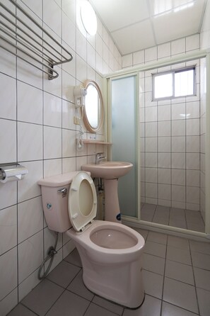 Quadruple Room (Oolong) | Bathroom | Shower, rainfall showerhead, free toiletries, hair dryer - Alishan Tea Homestay (Alishan)