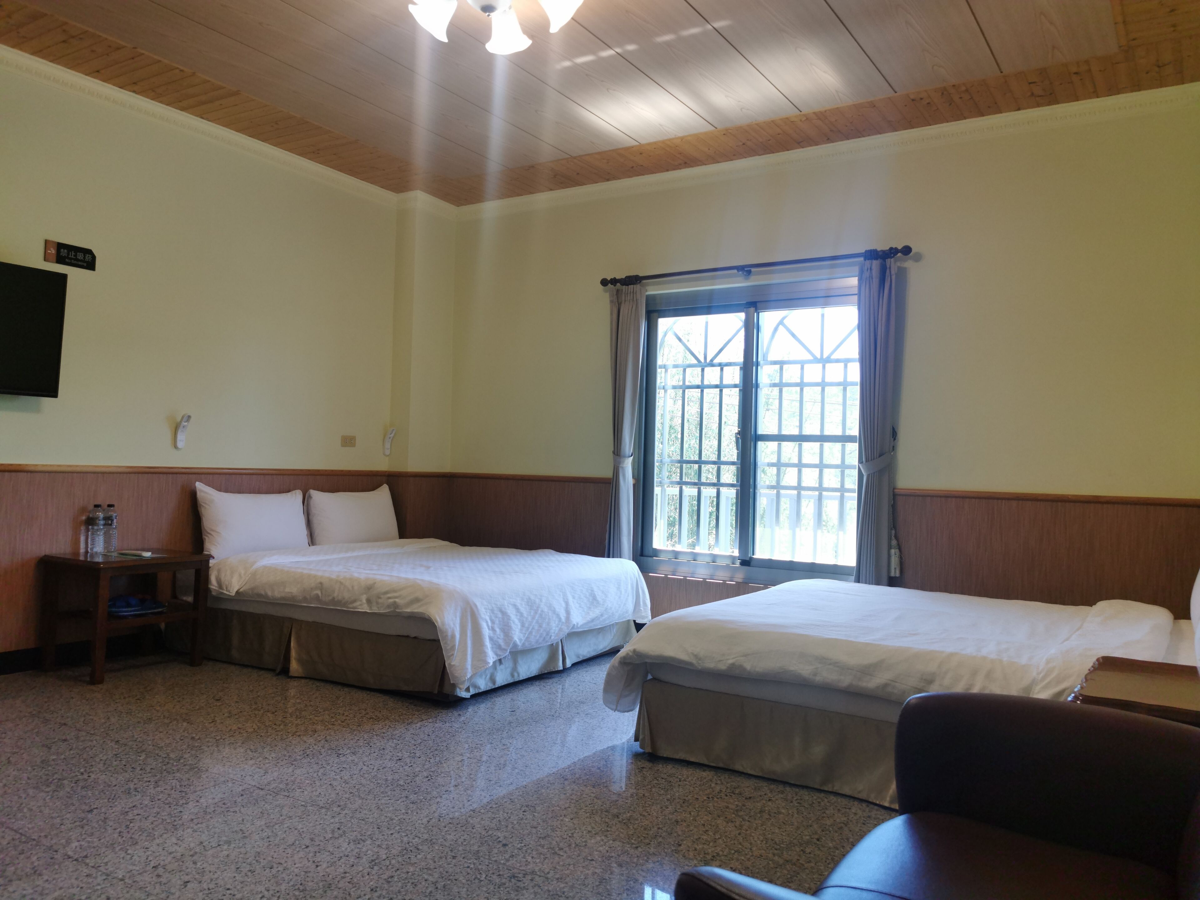 烏龍溫馨四人套房 | 書桌、免費無線上網、床單