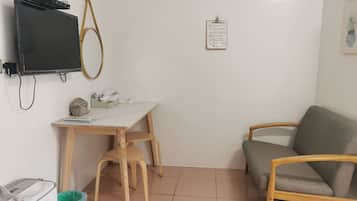 Comfort Triple Room | Desk, free WiFi, bed sheets