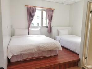 Habitación triple Confort | Escritorio, wifi gratis y ropa de cama 
