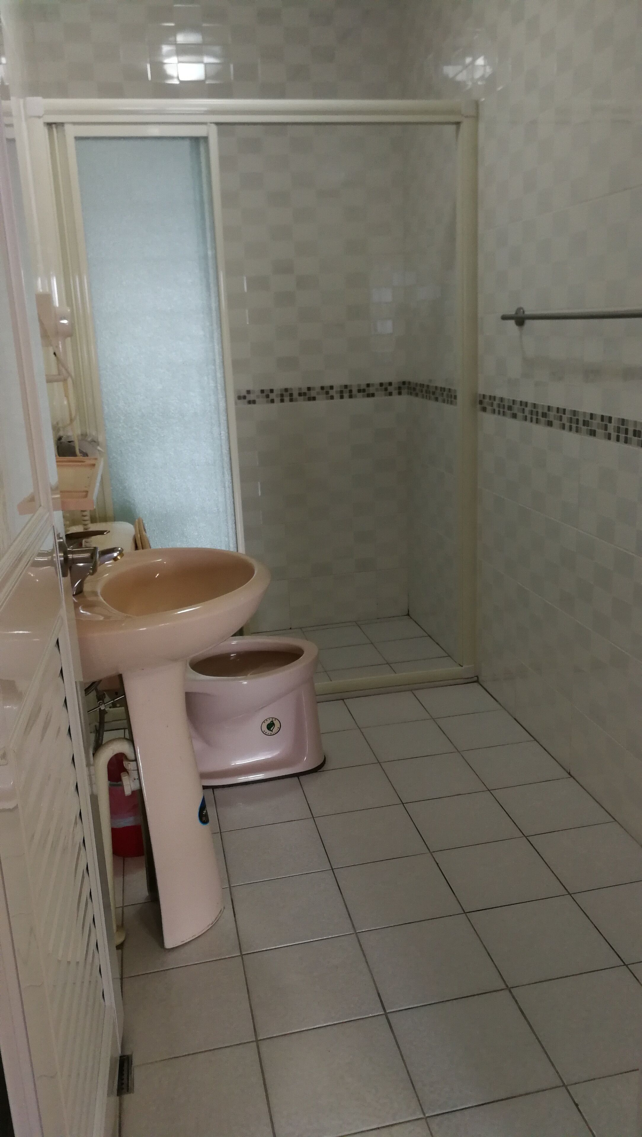 A bathroom with a toilet, bidet, and sink.