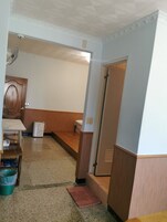 6 People Suite (Honey) | Desk, free WiFi, bed sheets