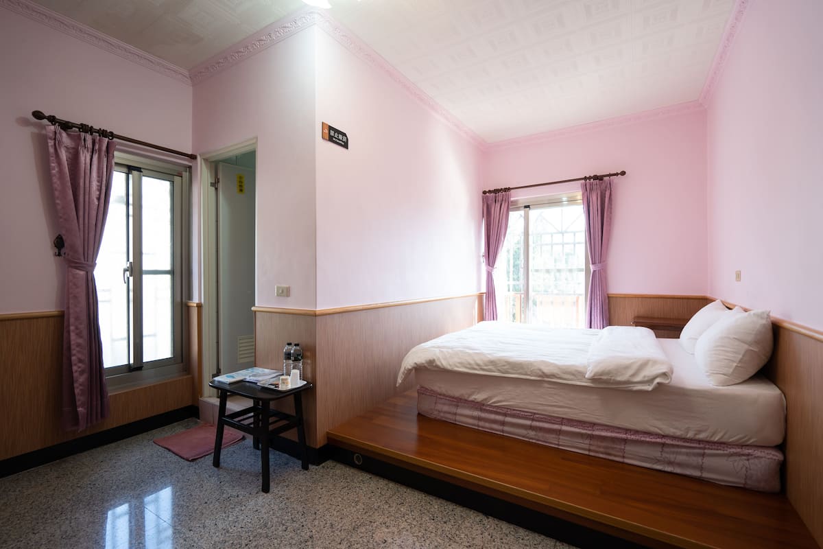 Camera doppia (Jinxuan) | 1 camera, una scrivania, Wi-Fi gratuito, lenzuola