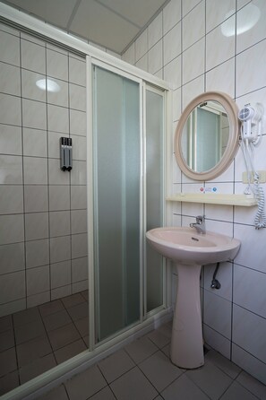 Habitación triple Confort | Baño | Regadera, regadera tipo lluvia, amenidades de baño gratuitas 