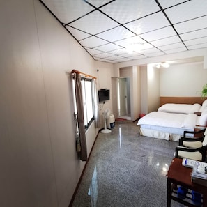 Quadruple Room (Oolong) | 1 bedroom, desk, free WiFi, bed sheets