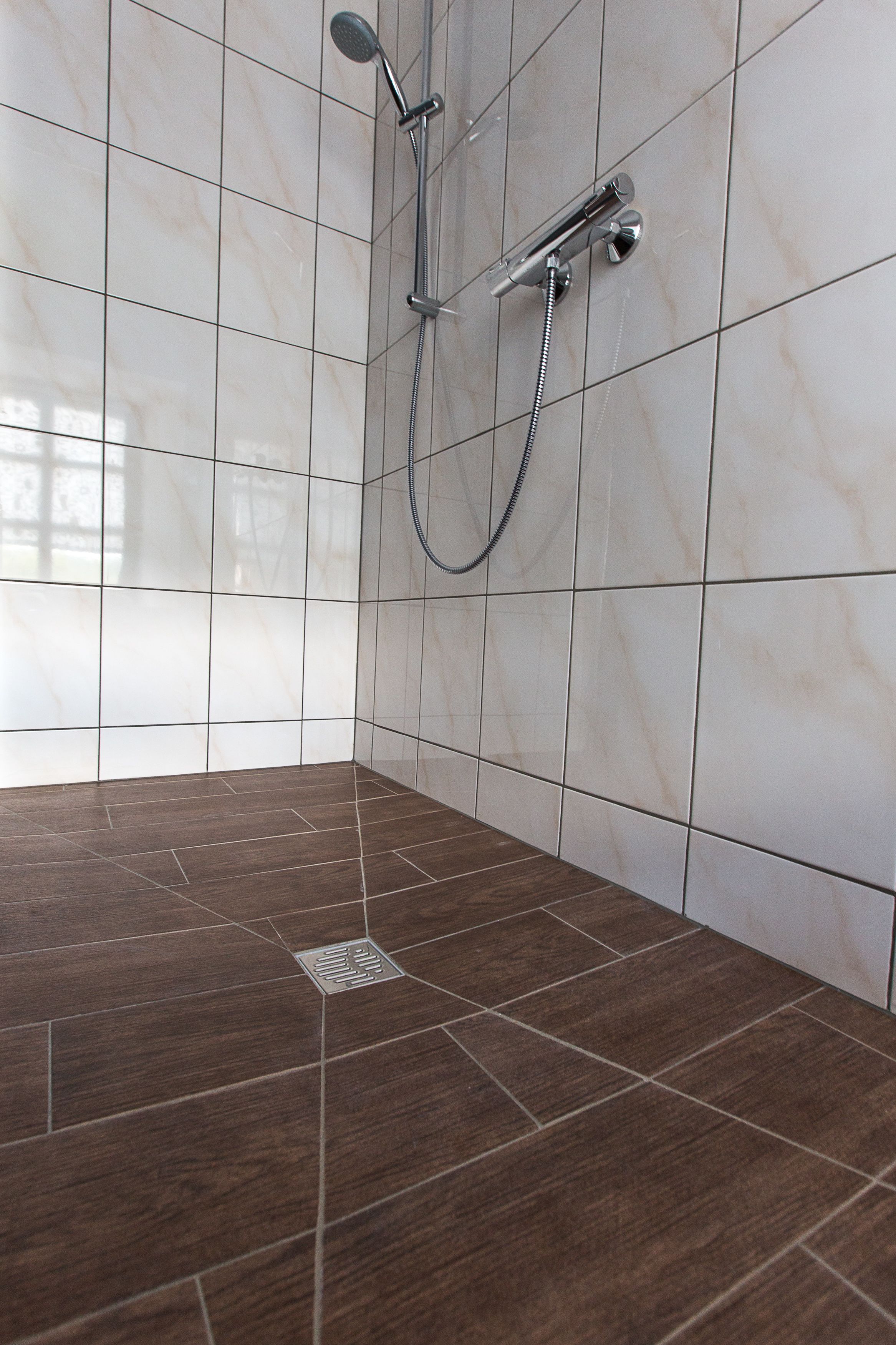 Dusche, kostenlose Toilettenartikel, Haartrockner, Handtücher