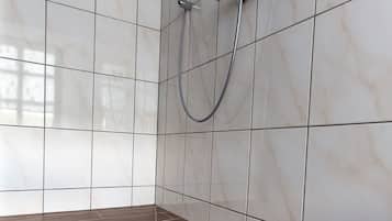 Dusche, kostenlose Toilettenartikel, Haartrockner, Handtücher