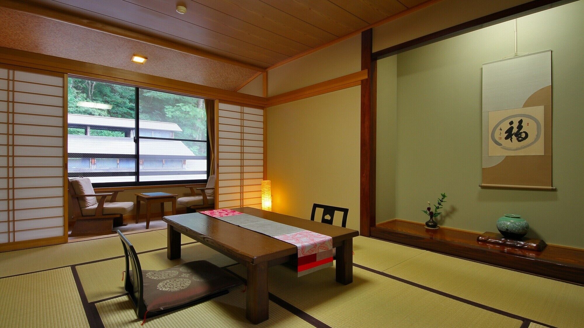 Una habitació tradicional japonesa amb sòls de tatami, una taula baixa i portes corredisses.