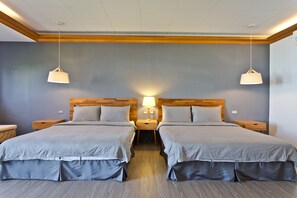 A twin room with two beds, wooden headboard, bedside tables, and hanging lamps. - Kenting Cozy B&B (Hengchun)