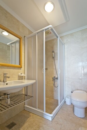 A modern bathroom with a glass-enclosed shower, a white sink, and a toilet. - Kenting Cozy B&B (Hengchun)
