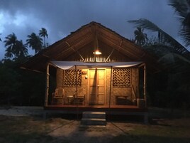 Fachada de la propiedad por la tarde o noche