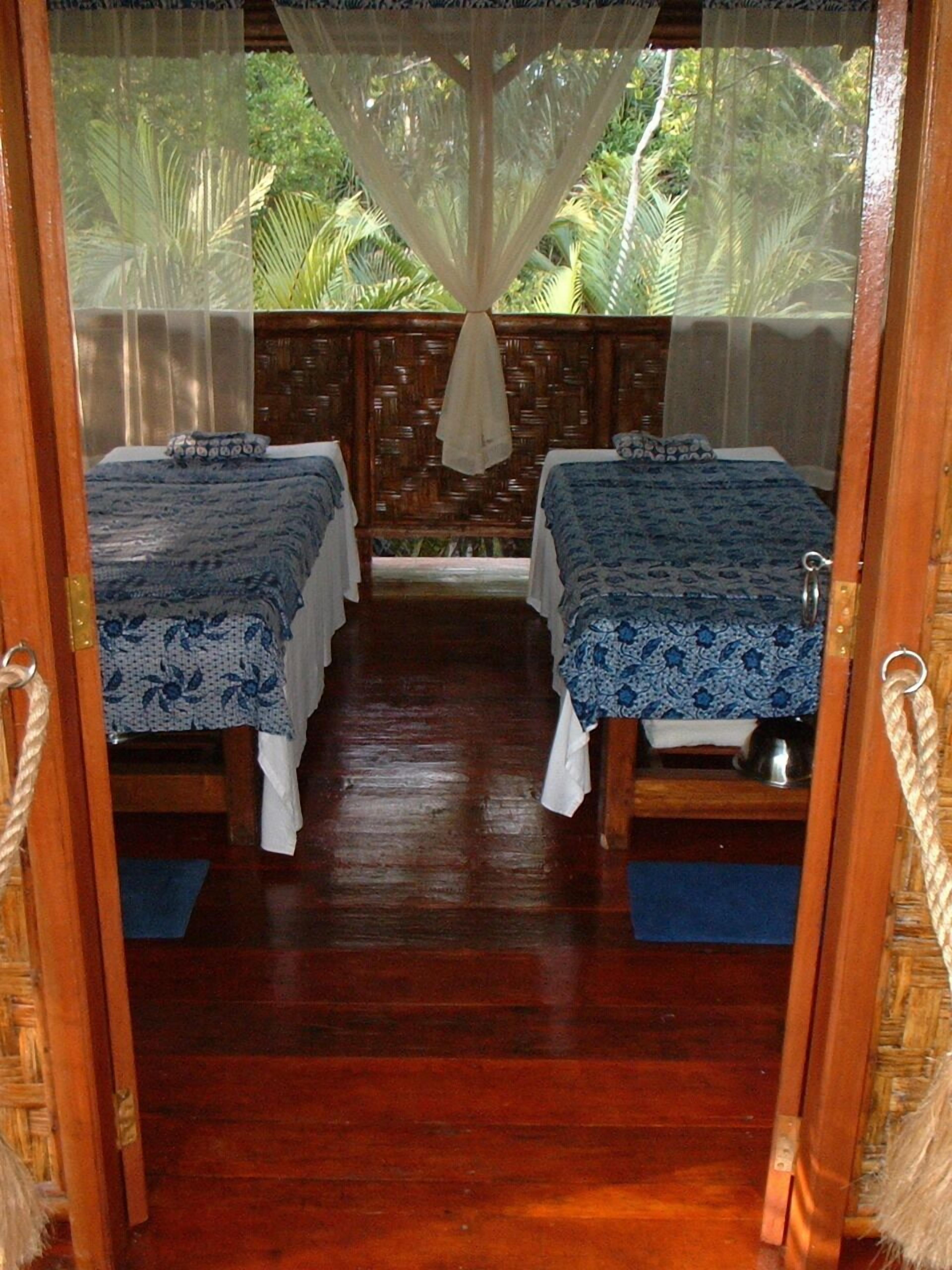 カップル用トリートメントルーム、ボディ トリートメント、アロマテラピー、ディープティシュー マッサージ、ボディスクラブ、リフレクソロジー