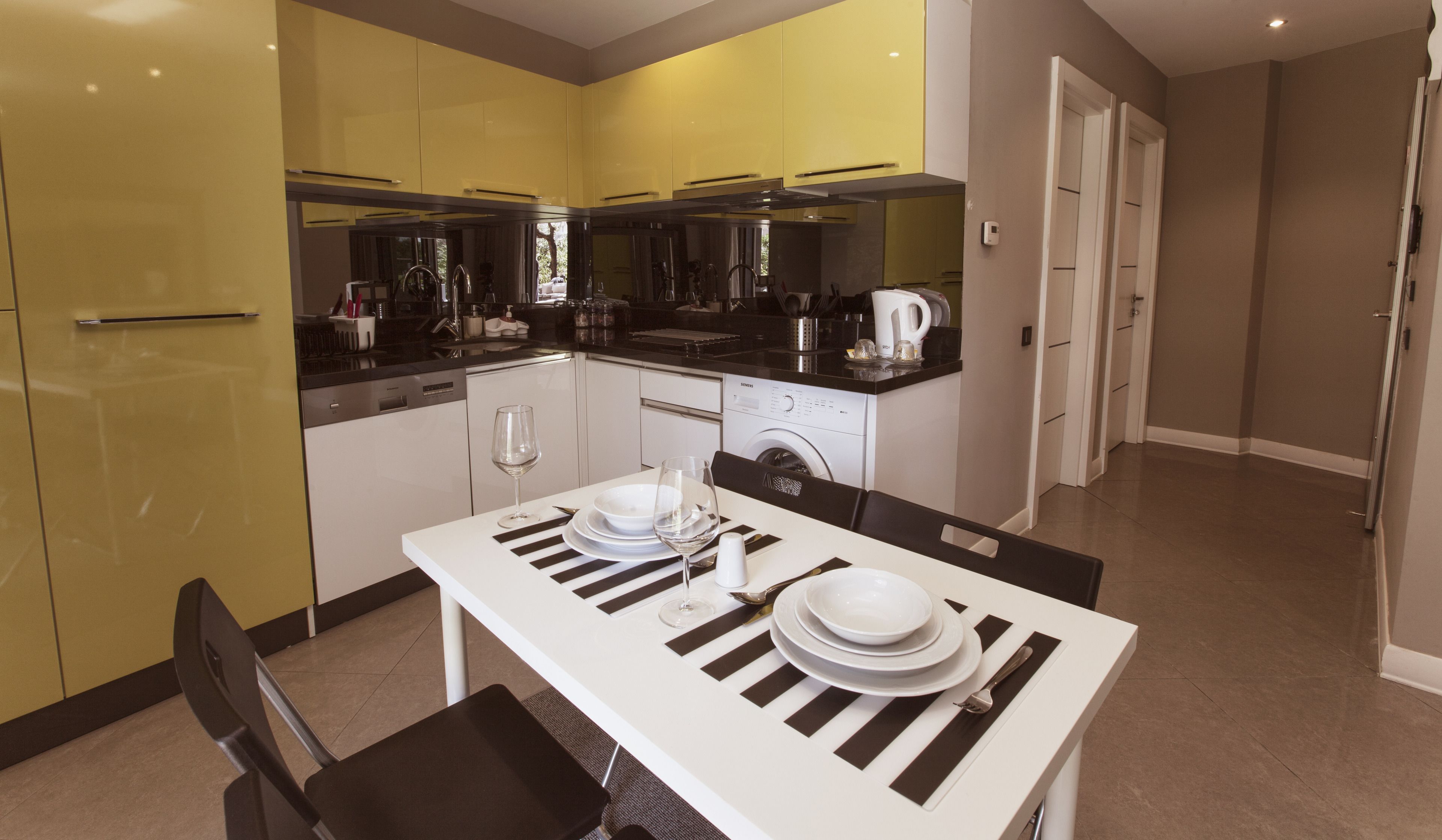 Refrigerador con congelador, microondas y parrilla de estufa 