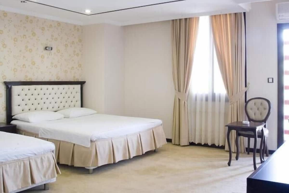 In-room safe, desk, WiFi (free)