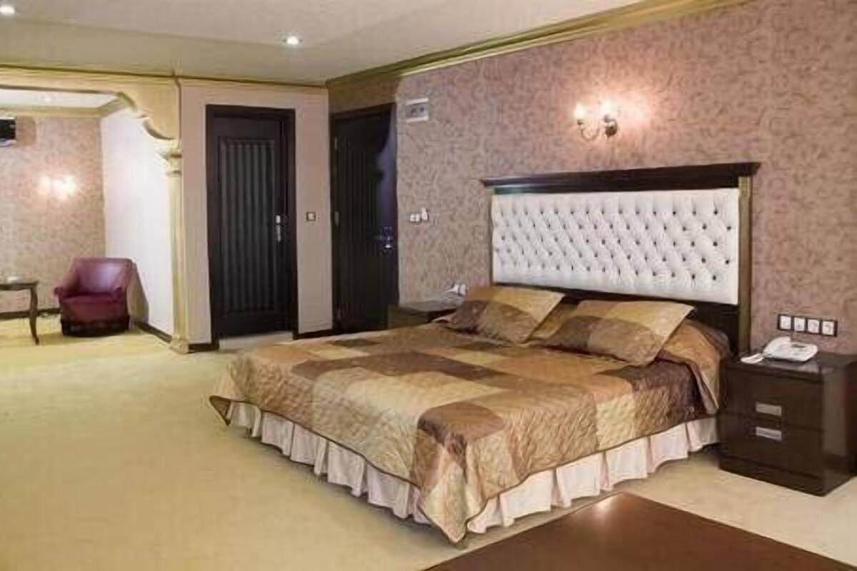 In-room safe, desk, WiFi (free)