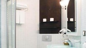 Shower, free toiletries, hair dryer, slippers - Airport Hotel (Adana)