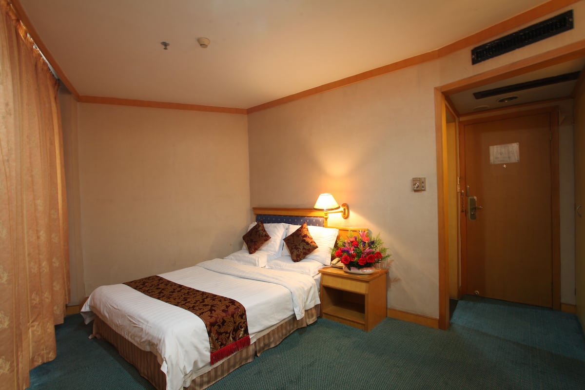 Kamar Basic | Minibar, brankas, meja kerja, dan tirai kedap cahaya