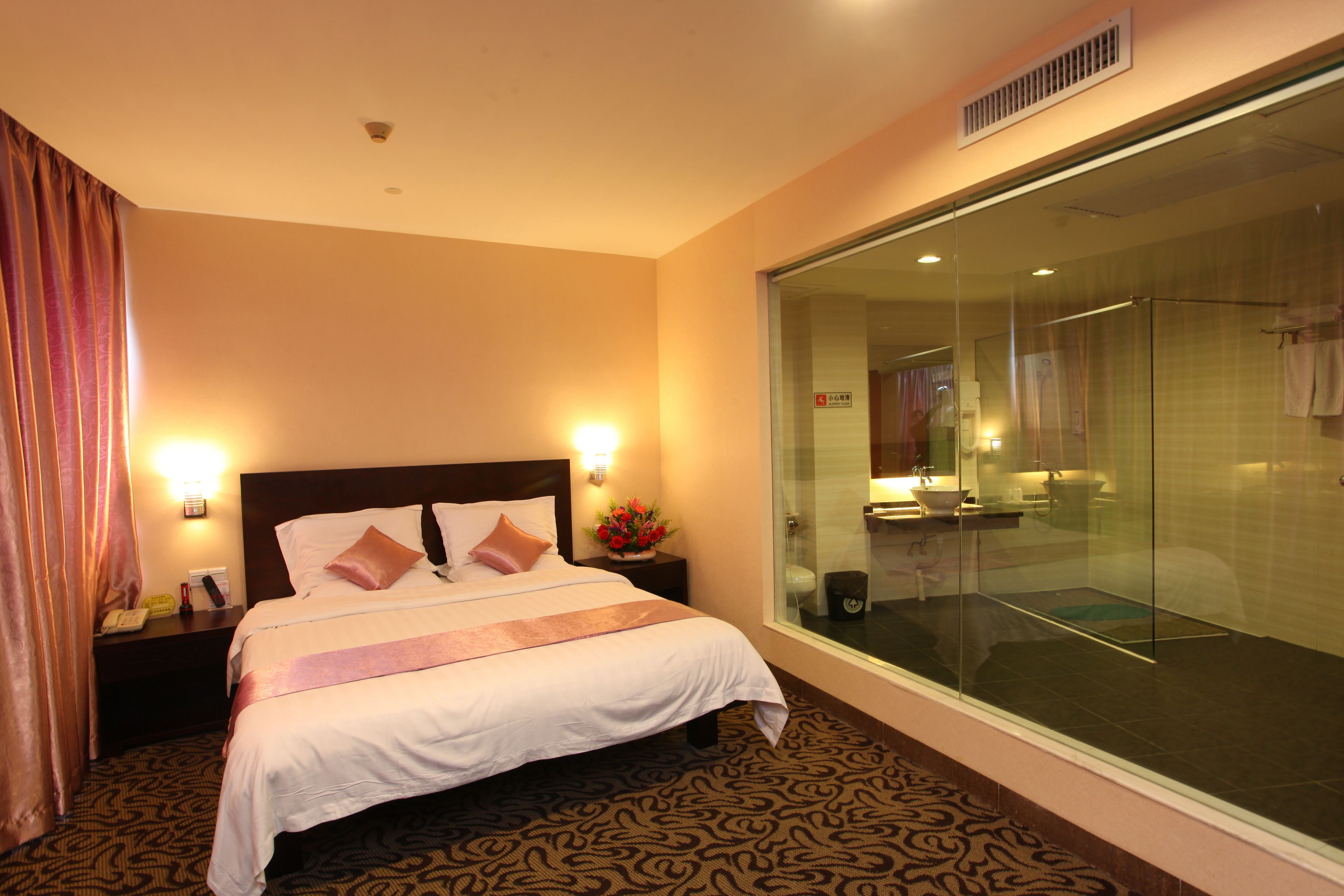 Business Suite | Minibar, in-room safe, desk, blackout drapes