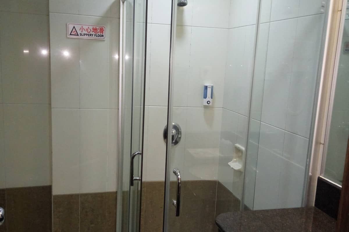 Shower, perlengkapan mandi gratis, pengering rambut, dan jubah mandi