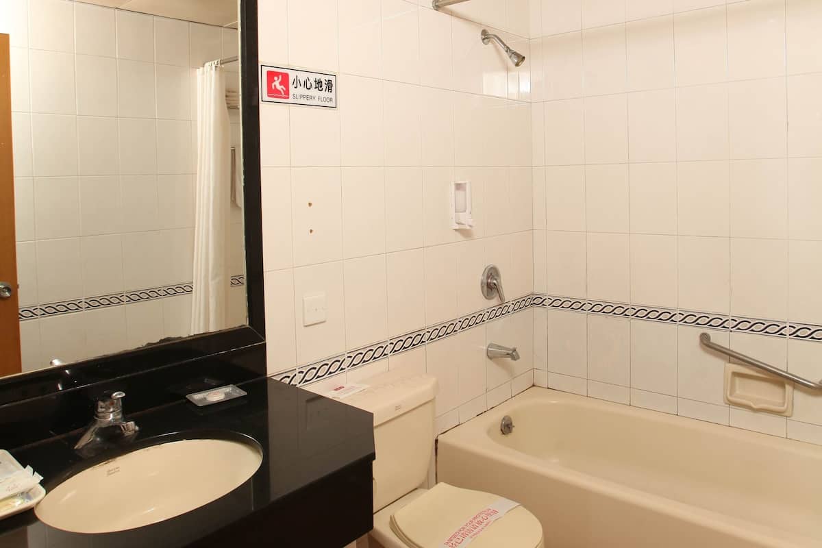 Shower, perlengkapan mandi gratis, pengering rambut, dan jubah mandi