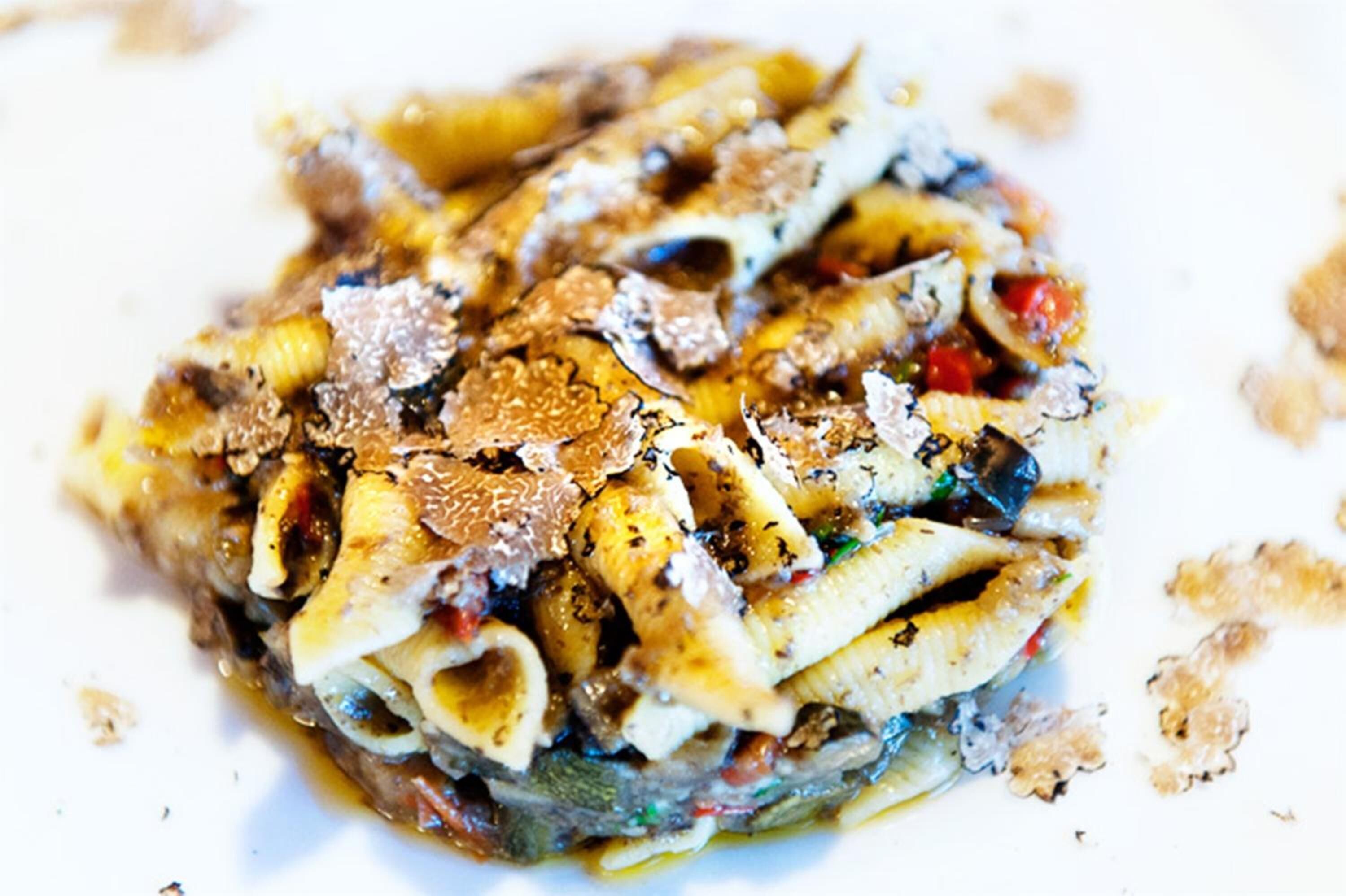 Primer plano de un plato de pasta con diferentes ingredientes.