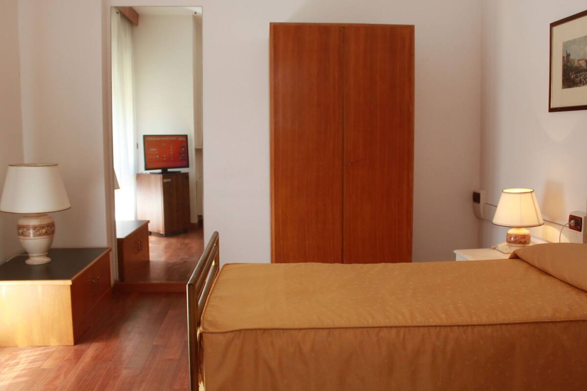 Single Room | Peralatan tempat tidur premium, peti besi dalam bilik