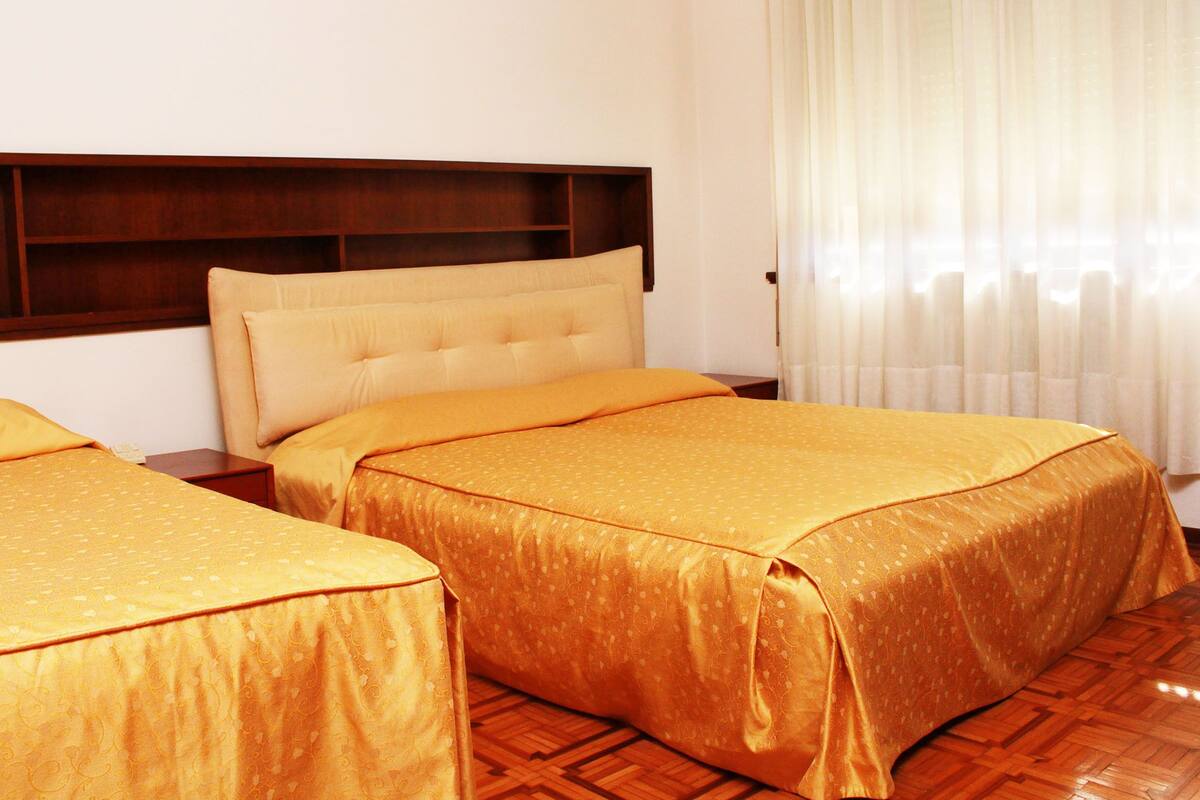 Apartment, 2 Bedrooms | Peralatan tempat tidur premium, peti besi dalam bilik