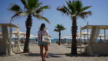 Nära stranden och svart sandstrand